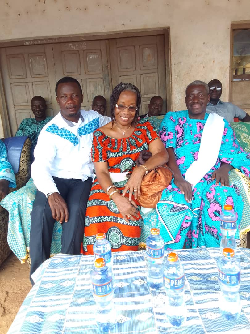 Mme Koudou Jeannette entourée du fédéral Akpro Jean Jacques ( à g) et du coordinateur régional Jean Yédess ( à dr)