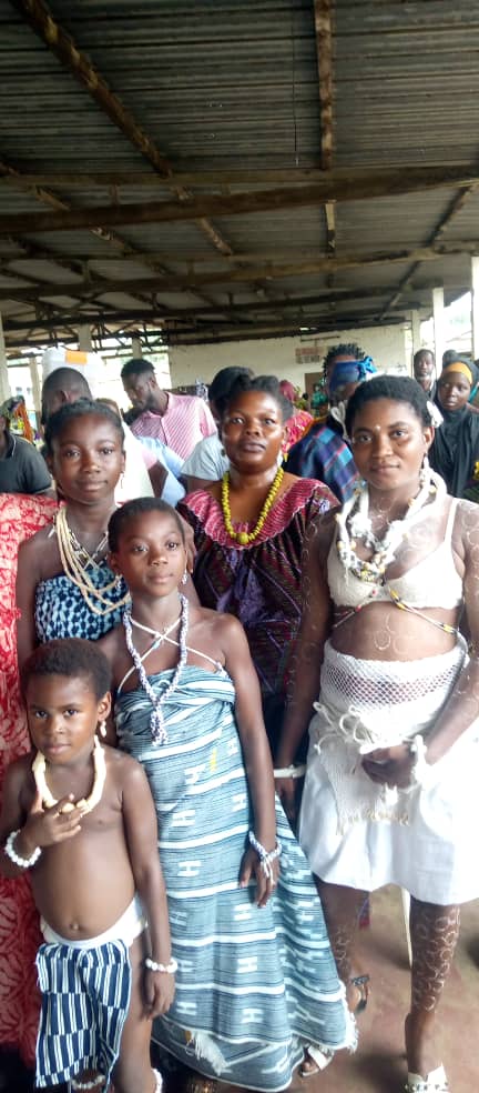 La femme traditionnelle Adjoukrou à la fête de la puberté
