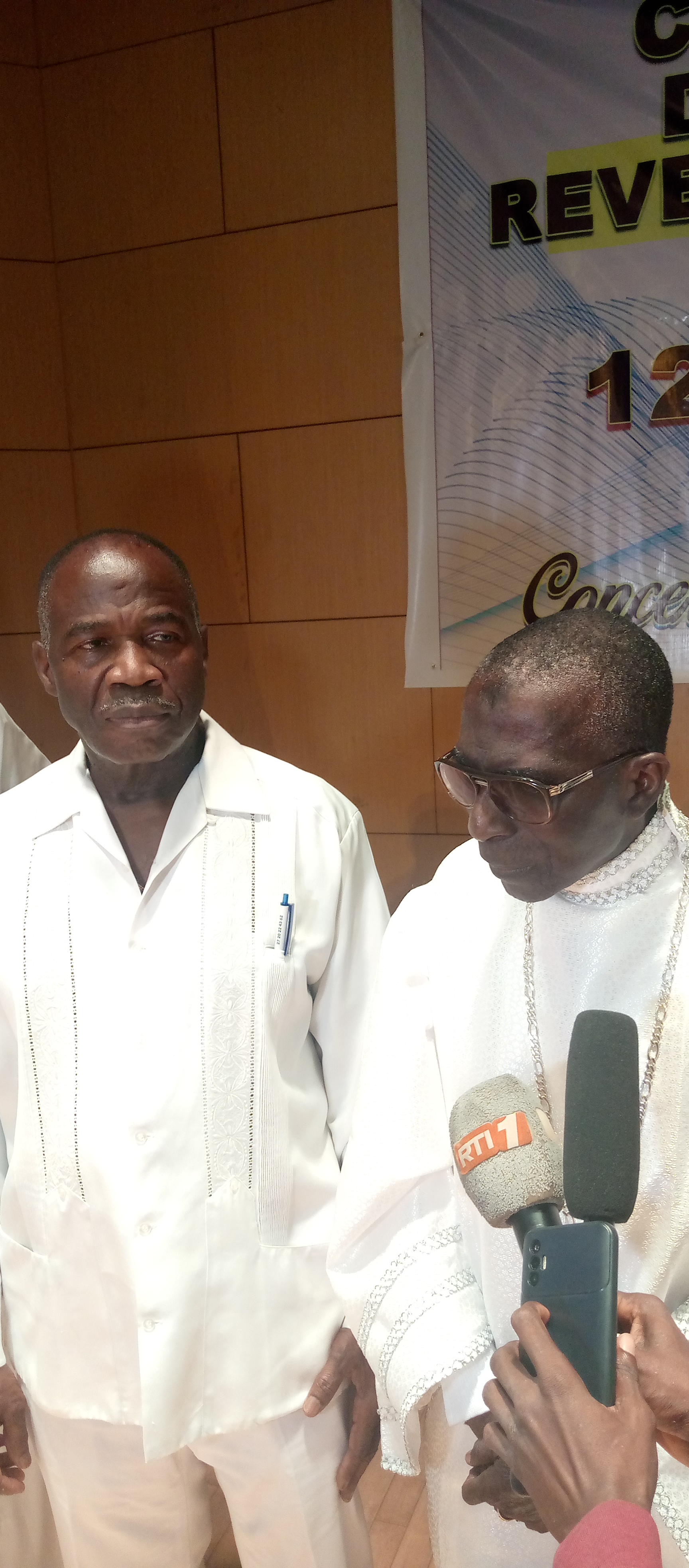 Le pco Dr. Albert Pitté et le président de la Céra, le très révérend pasteur Ediémou Blin Jacob Le pco Dr. Albert Pitté et le président de la Céra, le très révérend pasteur Ediémou Blin Jacob