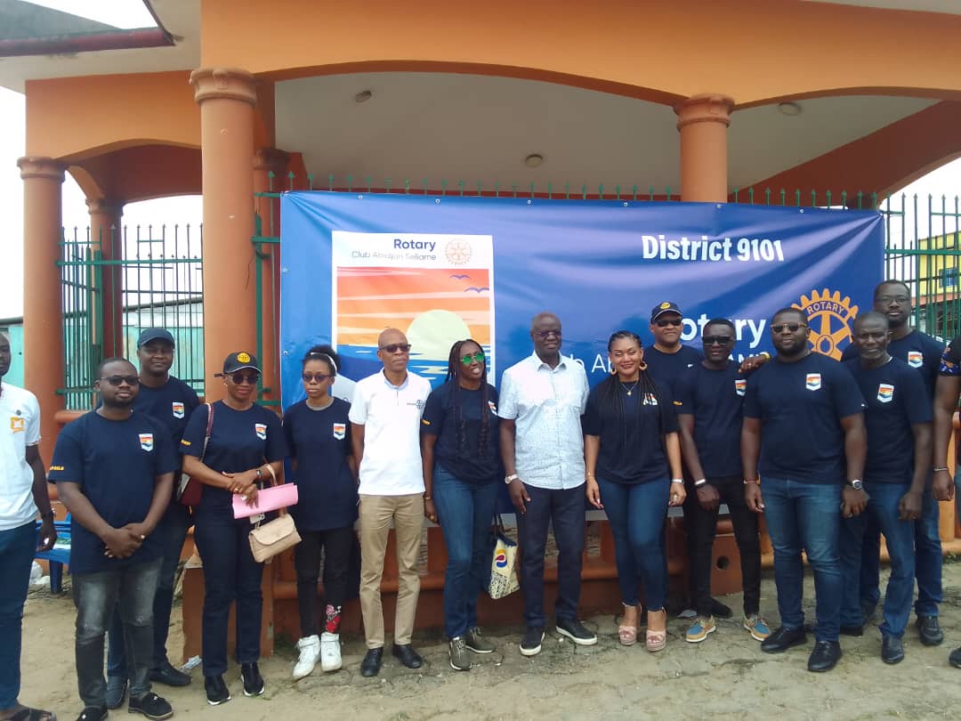 Le maire Jean Paul Améthier entouré des membres du Rotary club Abidjan Séliame Le maire Jean Paul Améthier entouré des membres du Rotary club Abidjan Séliame