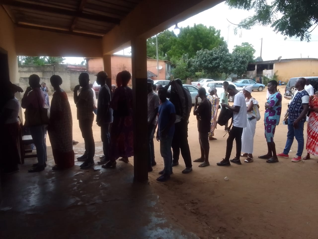 L'ambiance devant les bureaux de vote
