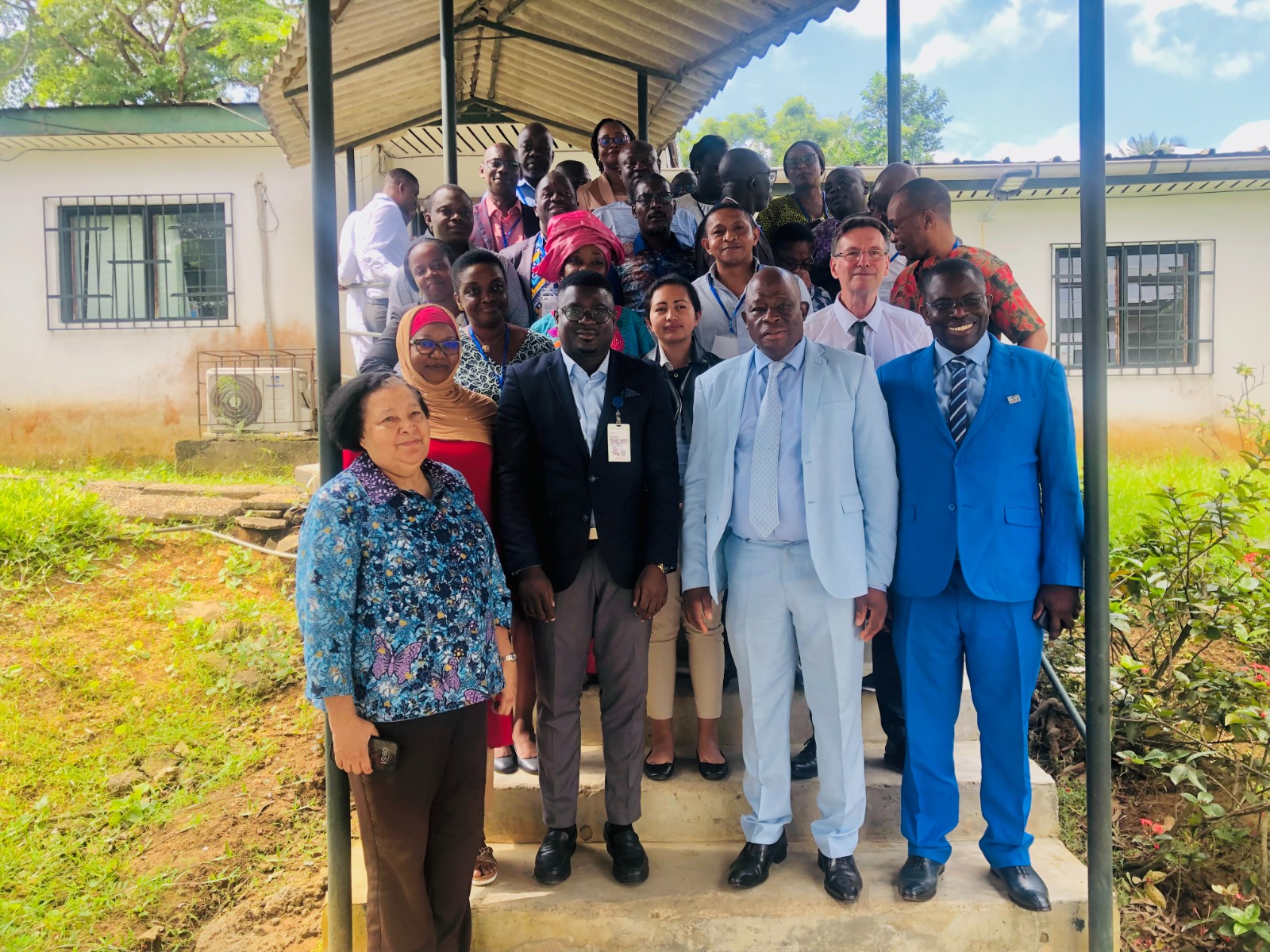 photo de famille   avec le représentant de L' ESRS photo de famille   avec le représentant de L' ESRS