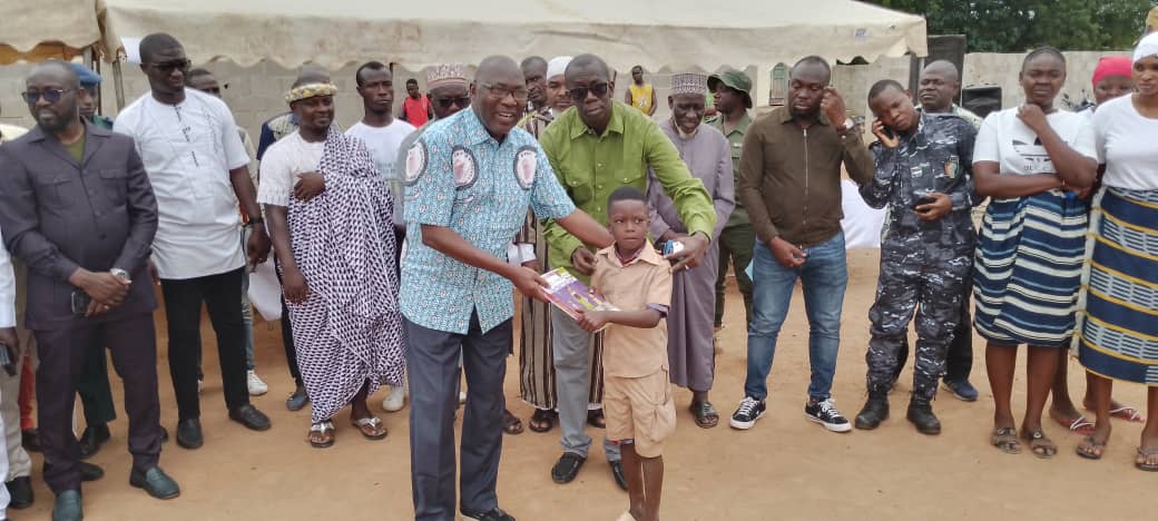 Le premier adjoint au maire, Paul Dakuyo remettant son kit à un élève Le premier adjoint au maire, Paul Dakuyo remettant son kit à un élève