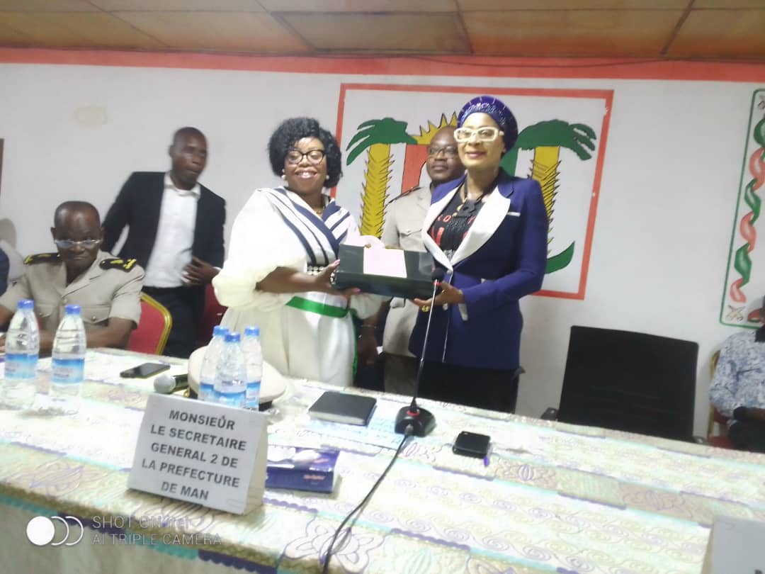Mme Féh Ouéhi Gisèle épouse Koffi (en blanc), le nouveau maire de Logoualé