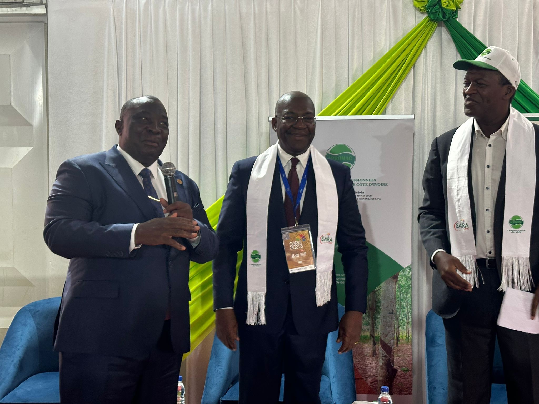 M. Charles-Emmanuel Yacé, Pca de l'Apromac à côté du ministre Kobenan Kouassi Adjoumani