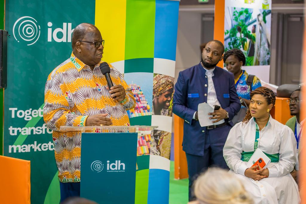 cérémonie de lancement au SARA avec le Ministre des Eaux et Forêts M. Laurent Tchagba cérémonie de lancement au SARA avec le Ministre des Eaux et Forêts M. Laurent Tchagba