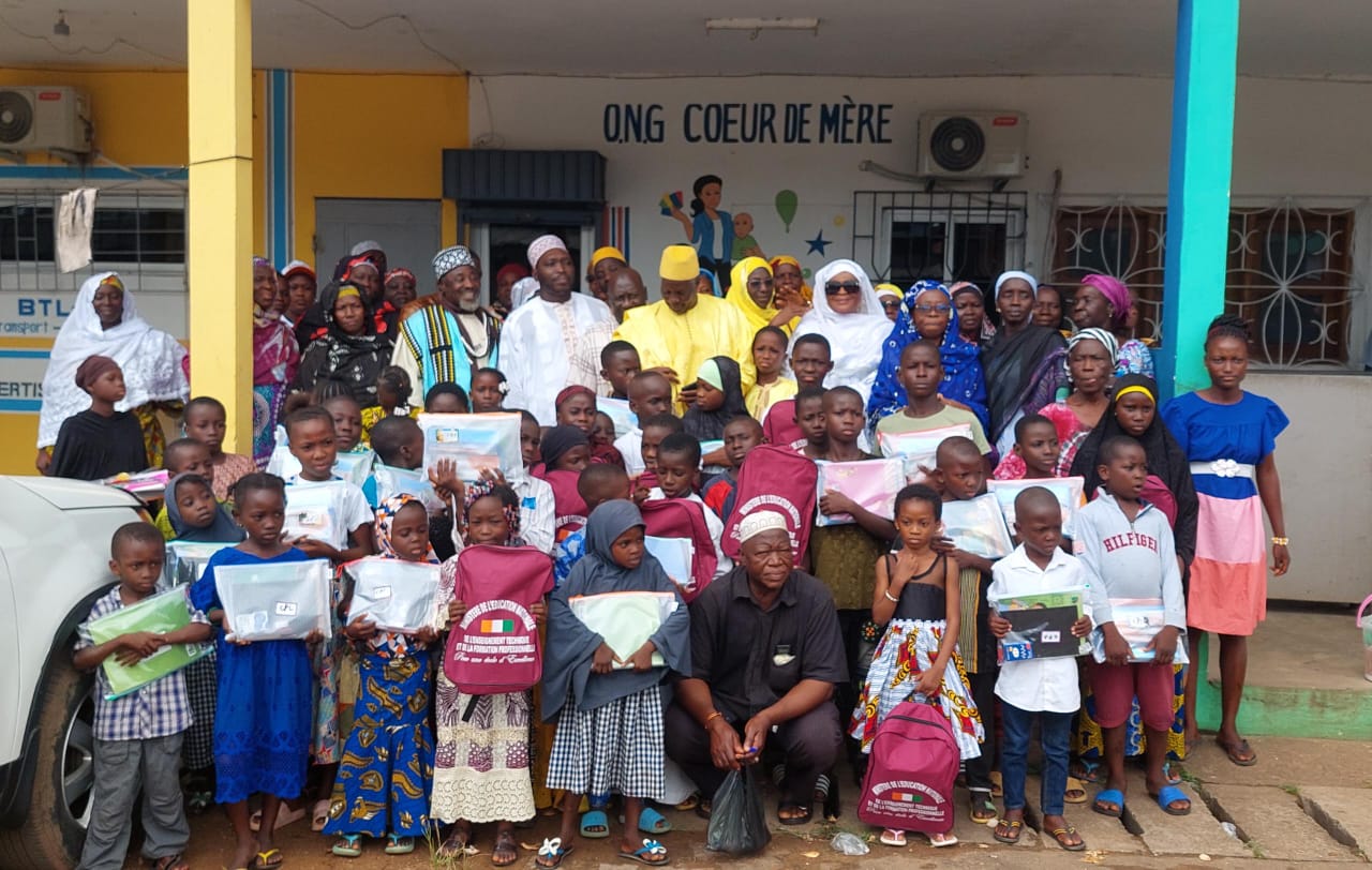 Plusieurs enfants orphelins des villages comblés par l'Ong cœur de mère