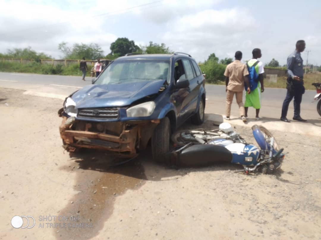 Violente collision entre une voiture et une moto/Des blessés graves enregistrés. Violente collision entre une voiture et une moto/Des blessés graves enregistrés.