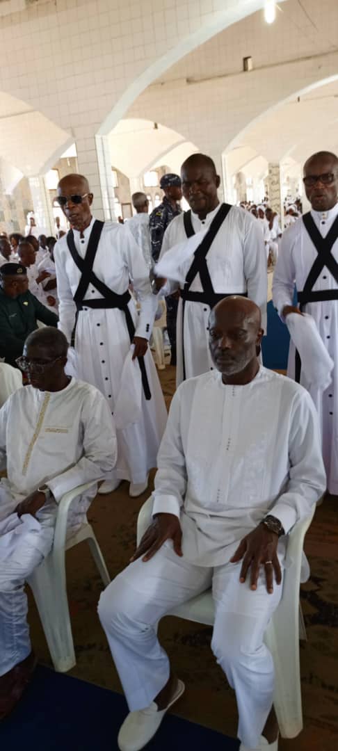 Le ministre Aziz Thiam à côté du fils de Papa Nouveau, chef de Toukouzou Hozalem
