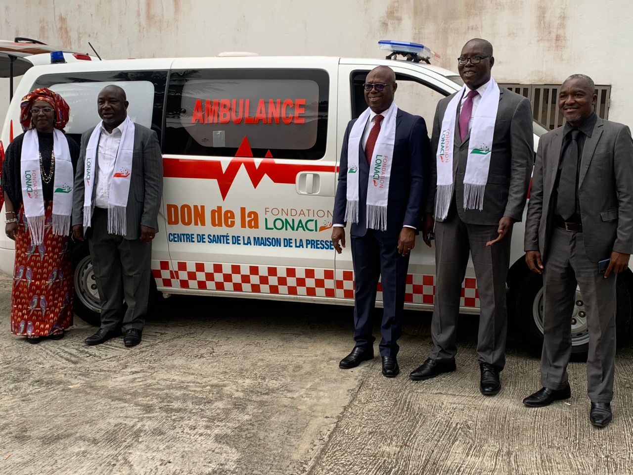 Le directeur exécutif de la Fondation Lonaci remettant les clés de l'ambulance au président de l'Unjci Le directeur exécutif de la Fondation Lonaci remettant les clés de l'ambulance au président de l'Unjci
