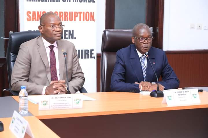 Le président de la Habg et le ministre Metch Adjé Silas semblent regarder dans la même direction Le président de la Habg et le ministre Metch Adjé Silas semblent regarder dans la même direction