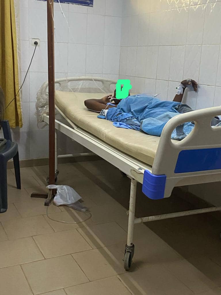 Dame A. M touchée à l'estomac à subi une opération chirurgicale Dame A. M touchée à l'estomac à subi une opération chirurgicale