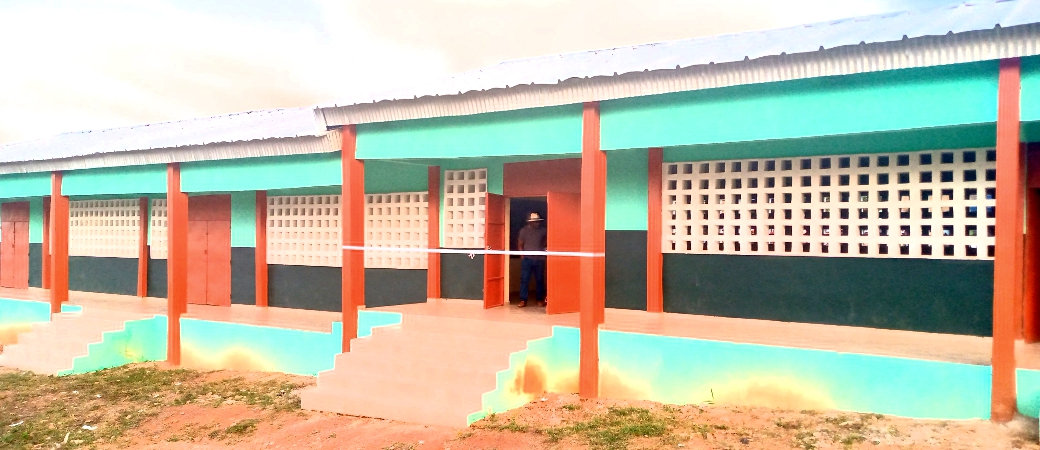 Ouellé/ Le Conseil régional offre un bâtiment et des tables bancs à une école