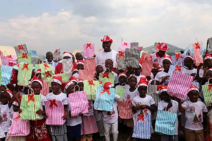 Dr. Dély Mamadou a communication avec les tout petits Dr. Dély Mamadou a communication avec les tout petits