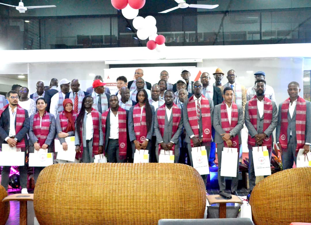 Les 11 diplômés  de masters 2 ont posé avec les éminents membres du jury