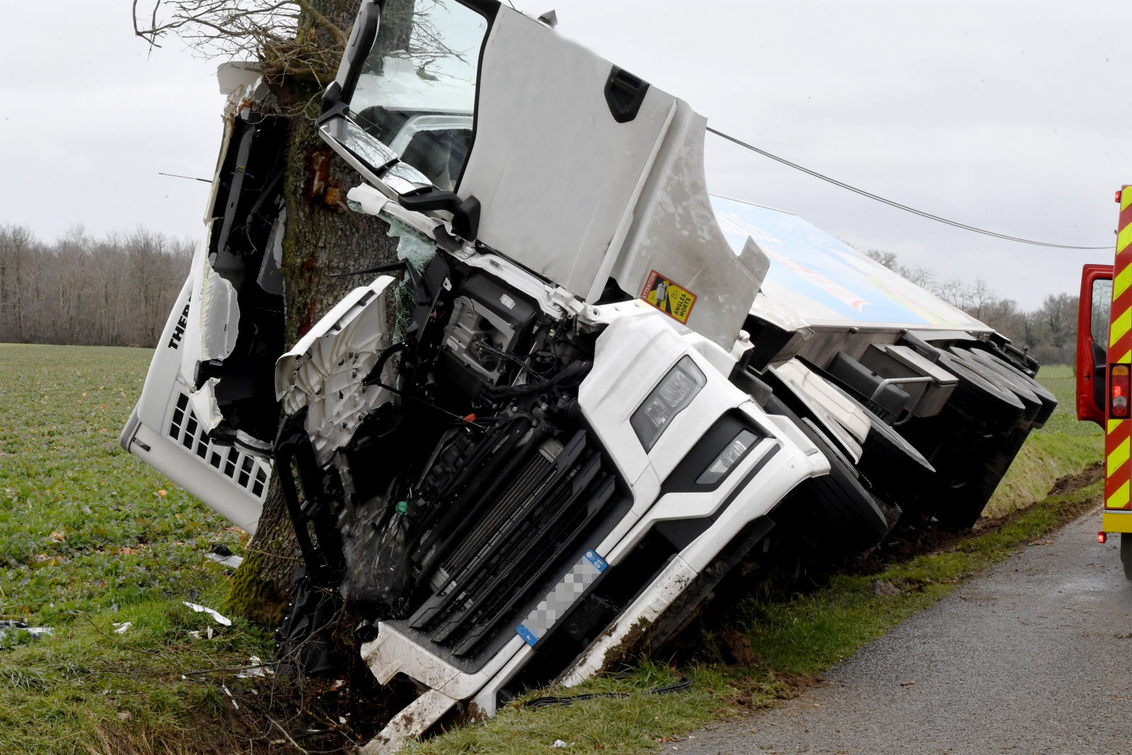 Accident de la route/ Un camion dérape et écrase 4 paysans Accident de la route/ Un camion dérape et écrase 4 paysans