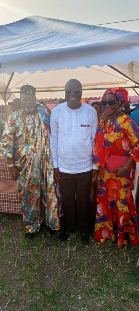 Le ministre d'État Mabri Toikeuse et le ministre René Diby, chef du village de Lopou