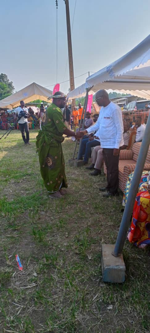 Le ministre Mabri Toikeuse félicitant le promoteur de Sélou Amida festival, Serge Essoh Le ministre Mabri Toikeuse félicitant le promoteur de Sélou Amida festival, Serge Essoh