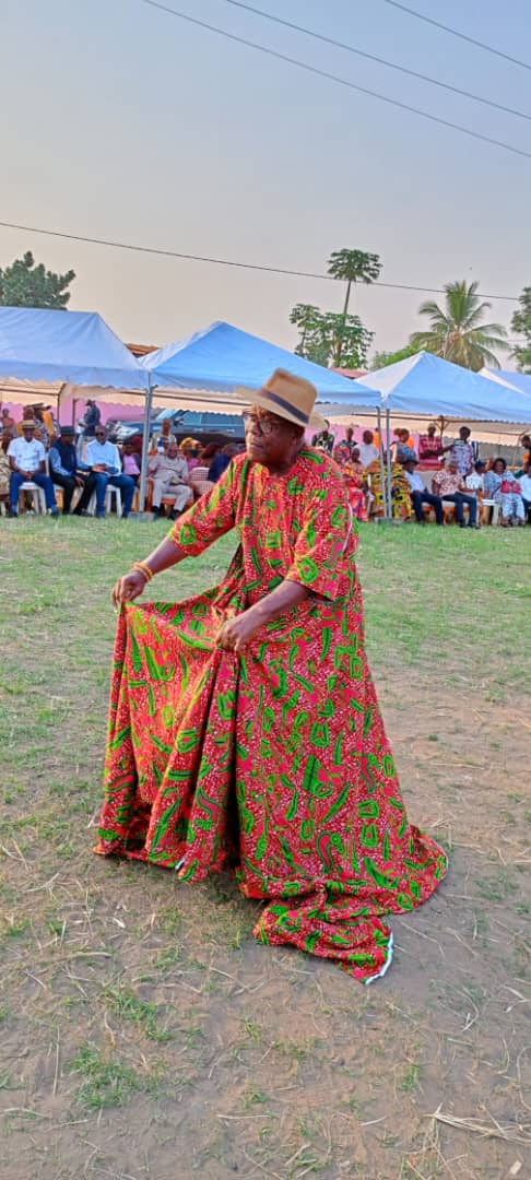 La danse Ètèkprè exécutée par un membre de la génération Sètè. La danse Ètèkprè exécutée par un membre de la génération Sètè.