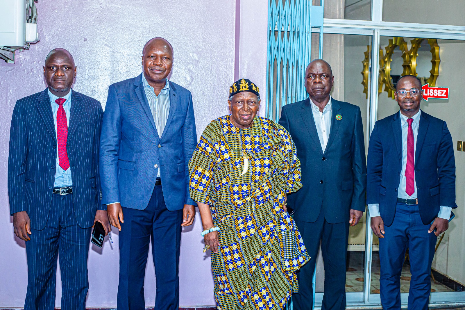 Le ministre Mabri Toikeuse chez le roi de Grand Bassam/ Ce qu'ils se sont dit. Le ministre Mabri Toikeuse chez le roi de Grand Bassam/ Ce qu'ils se sont dit.