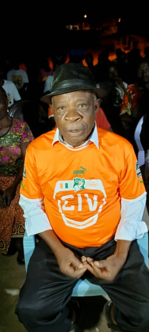 Le chef de terre d'Abié,  Ahué Ernest visiblement heureux Le chef de terre d'Abié,  Ahué Ernest visiblement heureux