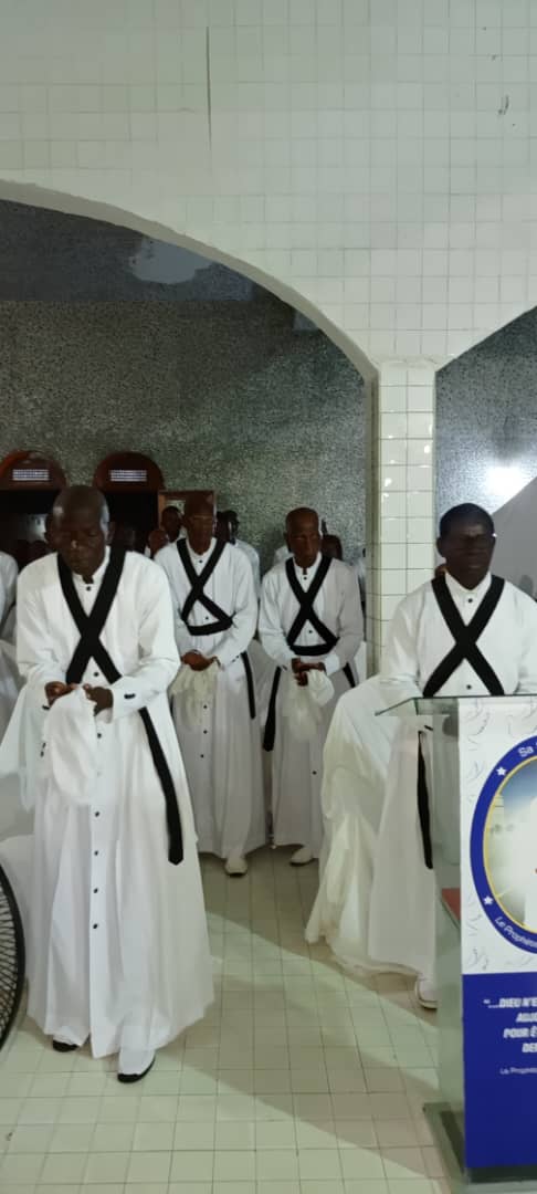 Marée humaine au temple Papa Nouveau de Toukouzou Hozalem/ Des milliers de fidèles prient pour la paix. Marée humaine au temple Papa Nouveau de Toukouzou Hozalem/ Des milliers de fidèles prient pour la paix.