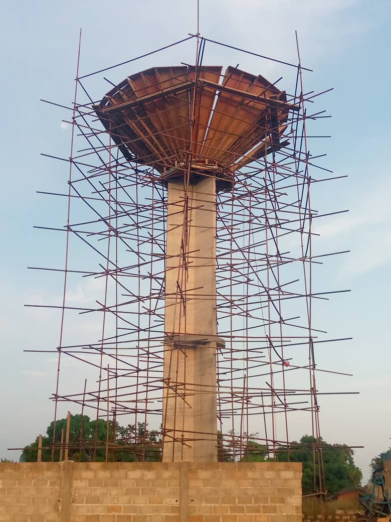 Le chantier du château d'eau de Minfla reprend ses droits Le chantier du château d'eau de Minfla reprend ses droits