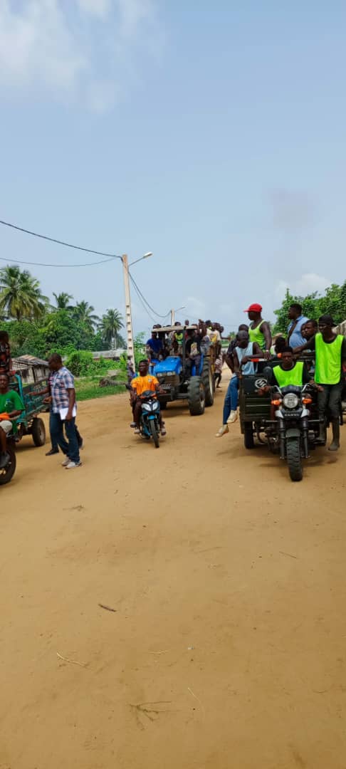 Des jeunes du village d'Akrou ont assiégé la localité de Bapo Des jeunes du village d'Akrou ont assiégé la localité de Bapo