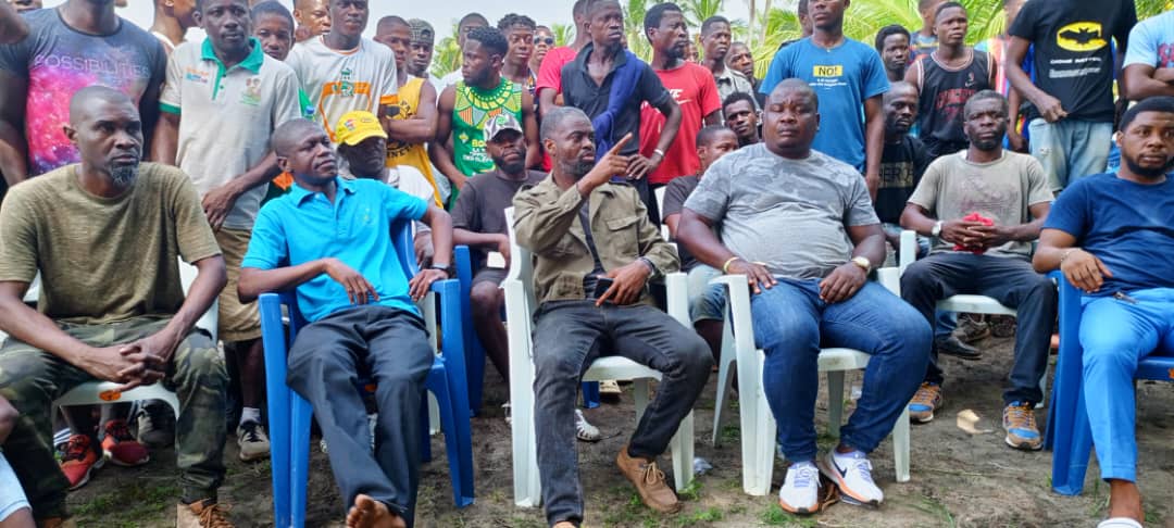 Tékry Herrmann Loïc, président des jeunes d'Akrou en pleine explication Tékry Herrmann Loïc, président des jeunes d'Akrou en pleine explication