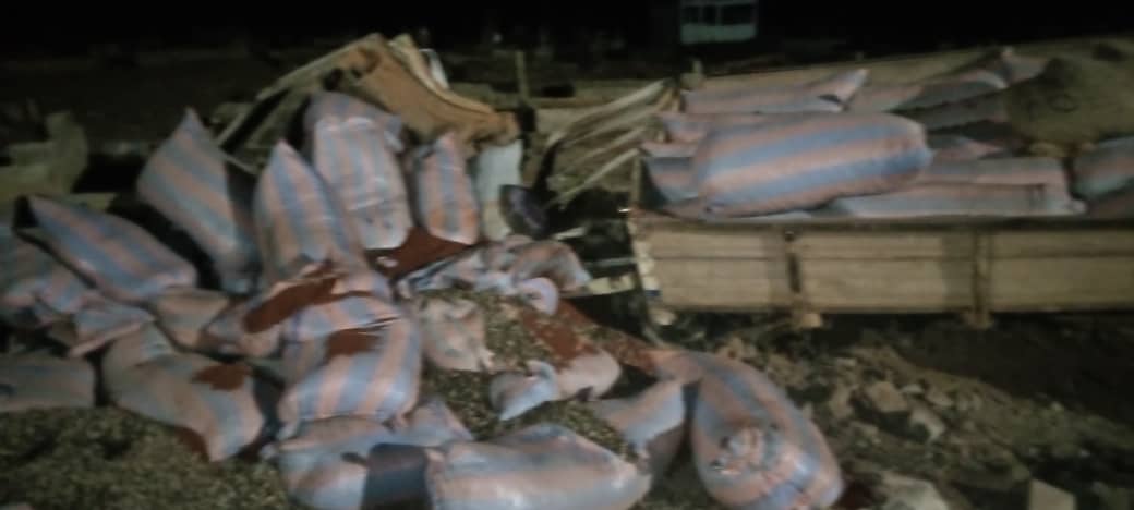 La camionnette à déversé son chargement dans le cimetière La camionnette à déversé son chargement dans le cimetière