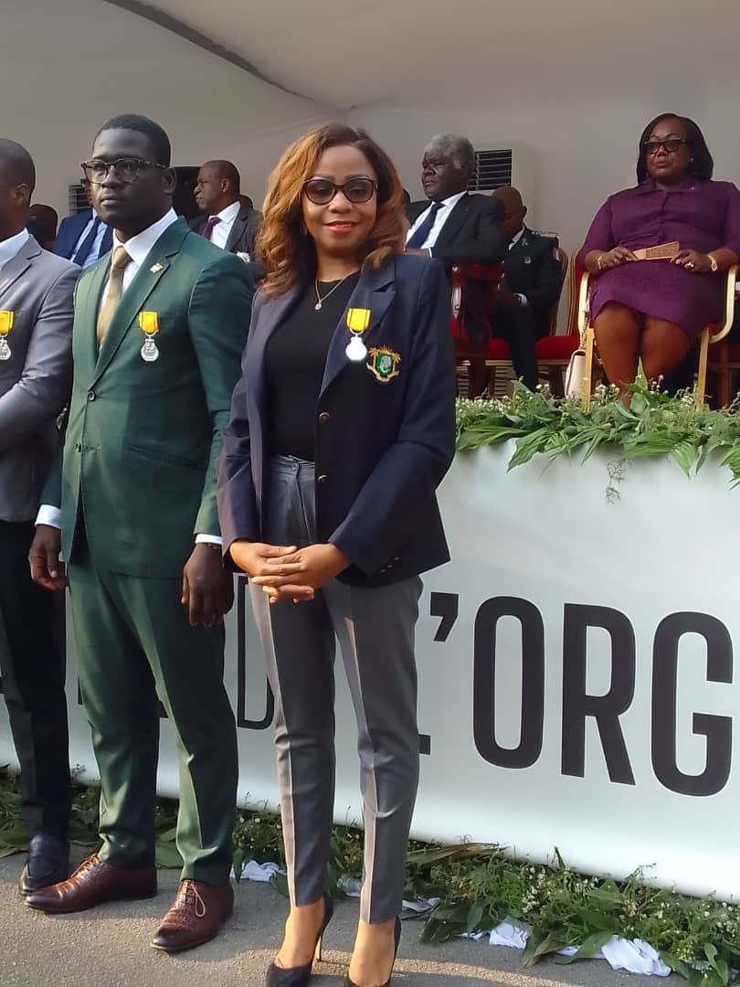 Mme Hadja Touré, la directrice de la communication au ministère délégué des sports et du cadre de vie a été décorée