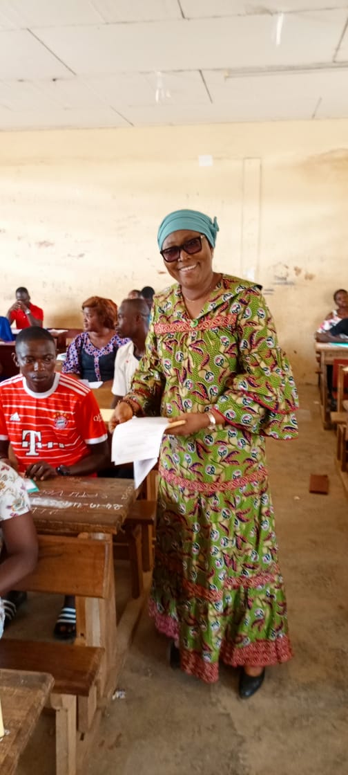Mme la Drena-Dabou distribuant les épreuves aux candidats