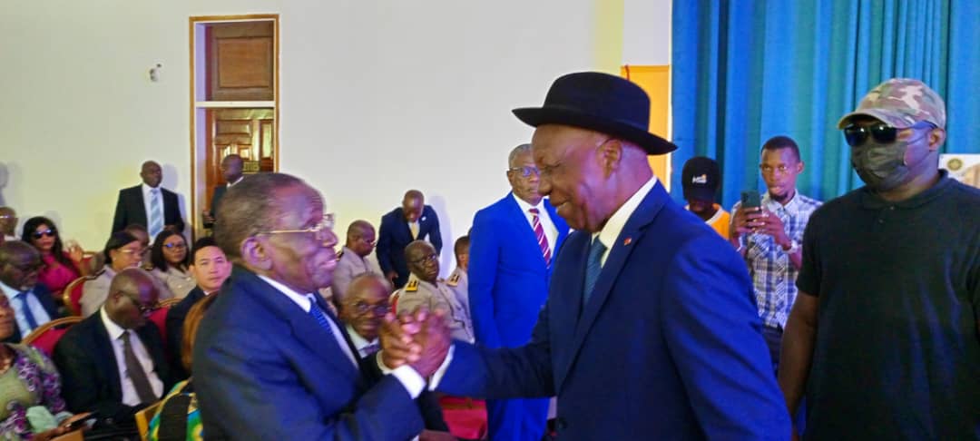 Le ministre gouverneur M. Essoh Lohouess Vincent et le Pr H Sarassoro, la joie des grandes retrouvailles Le ministre gouverneur M. Essoh Lohouess Vincent et le Pr H Sarassoro, la joie des grandes retrouvailles