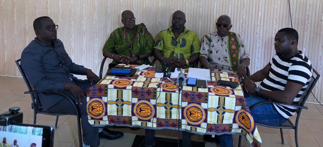 Le porte-parole du chef de Modeste entouré des notables Le porte-parole du chef de Modeste entouré des notables