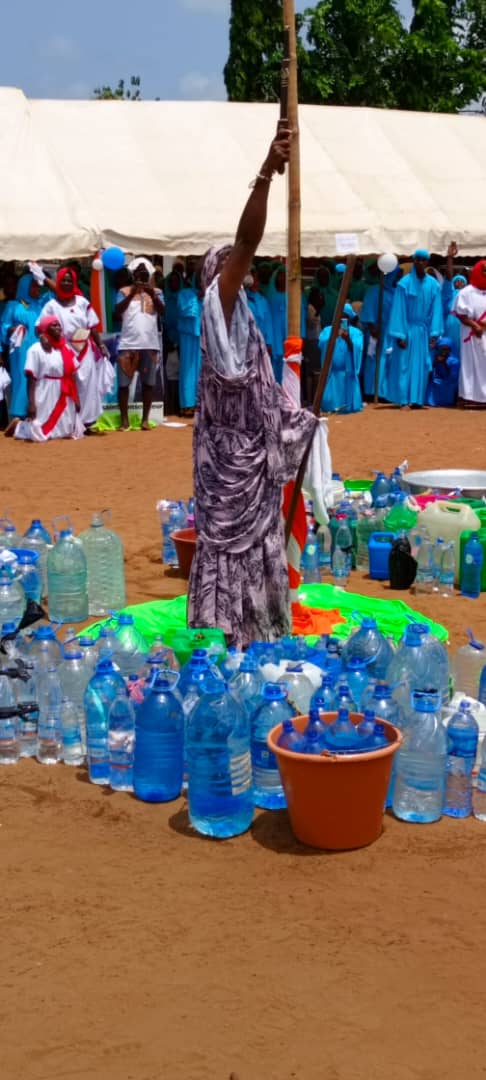 Le prophète Essis Jean lors de la séance de bénédiction d'eau