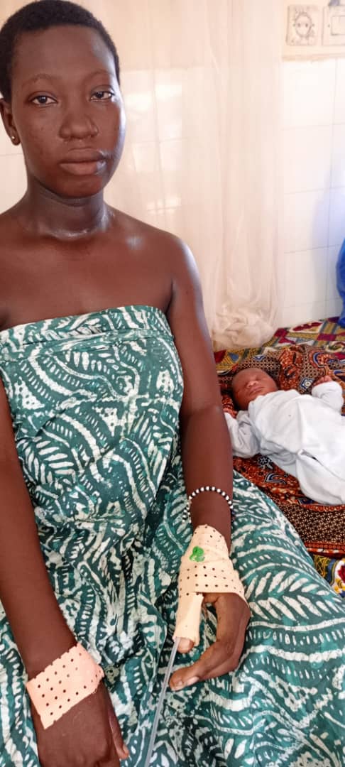 La jeune candidate et son bébé La jeune candidate et son bébé