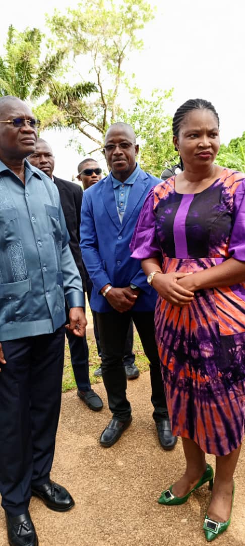 Le ministre Adjé Silas, très préoccupé par l'état des installations sportives de  Dabou Le ministre Adjé Silas, très préoccupé par l'état des installations sportives de  Dabou