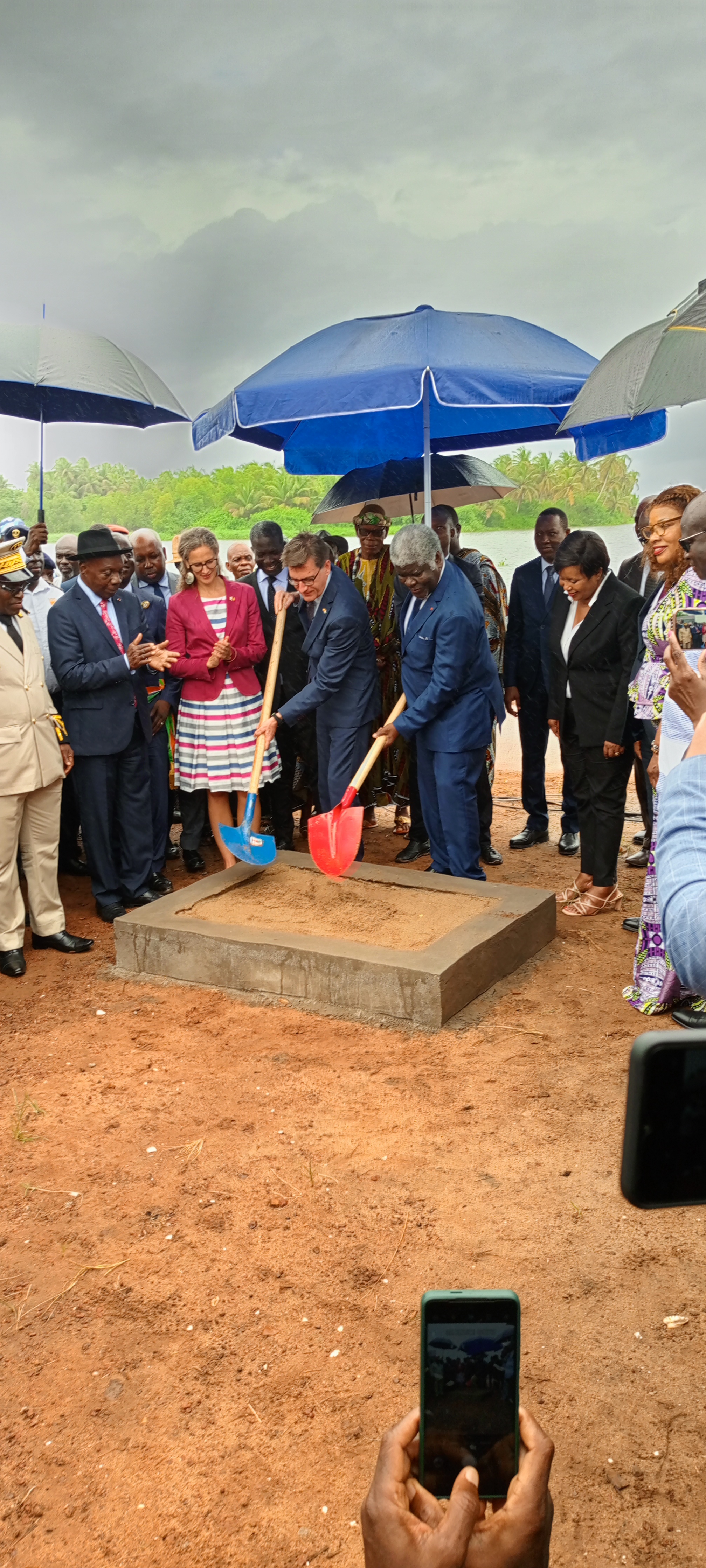 Construction de l'ouvrage de stabilisation du cordon sableux de Lahou-Kpanda/Le premier ministre Beugré Mambé : "Vous serez sauvés"