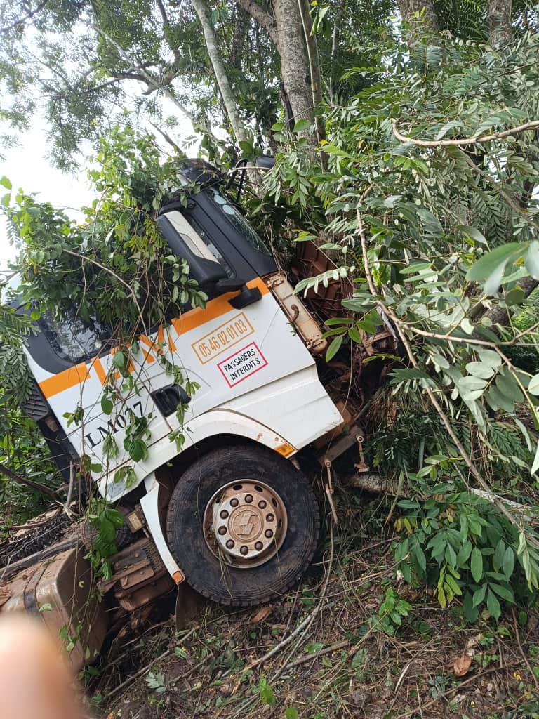 Pris de fatigue et de sommeil, le conducteur termine son trajet dans un ravin. Pris de fatigue et de sommeil, le conducteur termine son trajet dans un ravin.