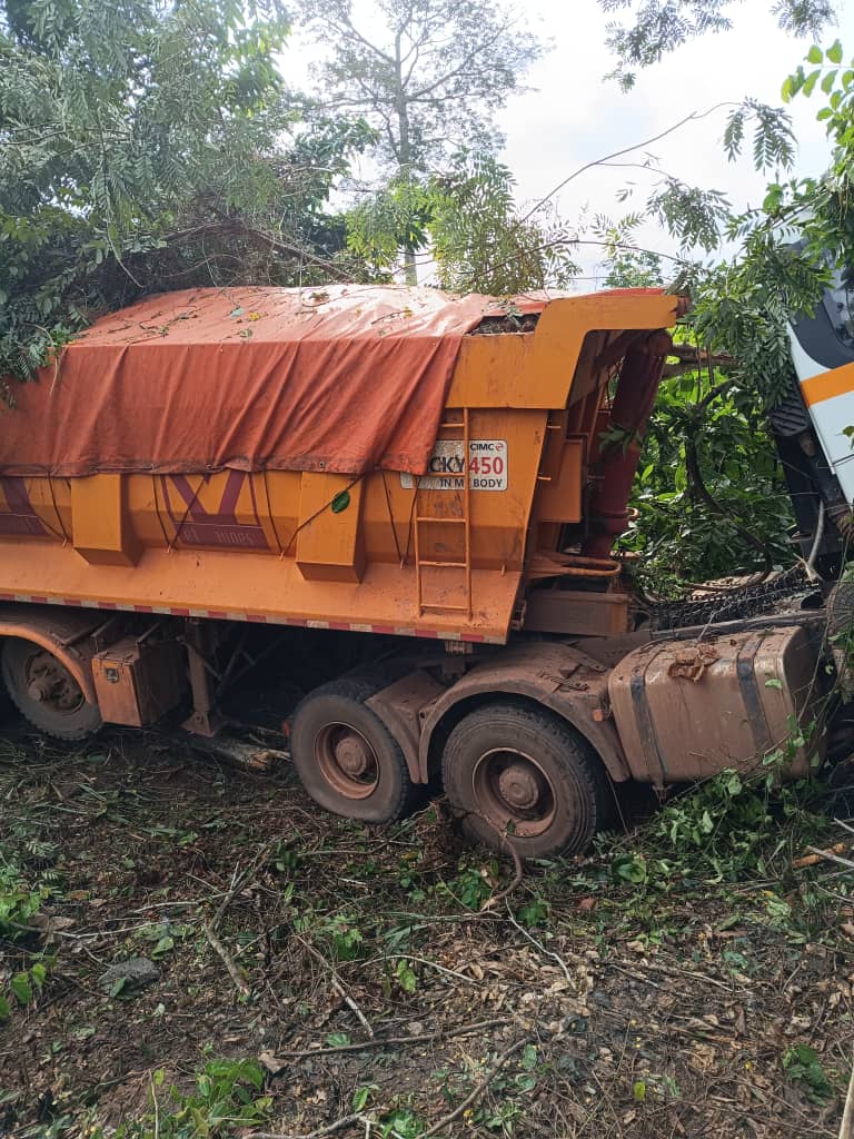 Pris de fatigue et de sommeil, le conducteur termine son trajet dans un ravin. Pris de fatigue et de sommeil, le conducteur termine son trajet dans un ravin.