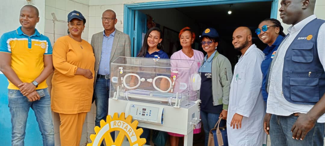 Rotary Séliam remettant une couveuse au directeur de l'hôpital général de Bingerville ( en costume) Rotary Séliam remettant une couveuse au directeur de l'hôpital général de Bingerville ( en costume)