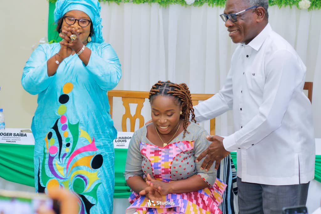 Association des femmes journalistes de Côte d'Ivoire (Afjci) / La section des Grands Ponts installée. Association des femmes journalistes de Côte d'Ivoire (Afjci) / La section des Grands Ponts installée.