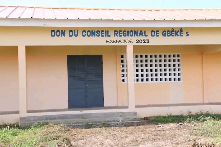 Une vue d'une école primaire, oeuvre du Conseil régional du Gbêkê Une vue d'une école primaire, oeuvre du Conseil régional du Gbêkê