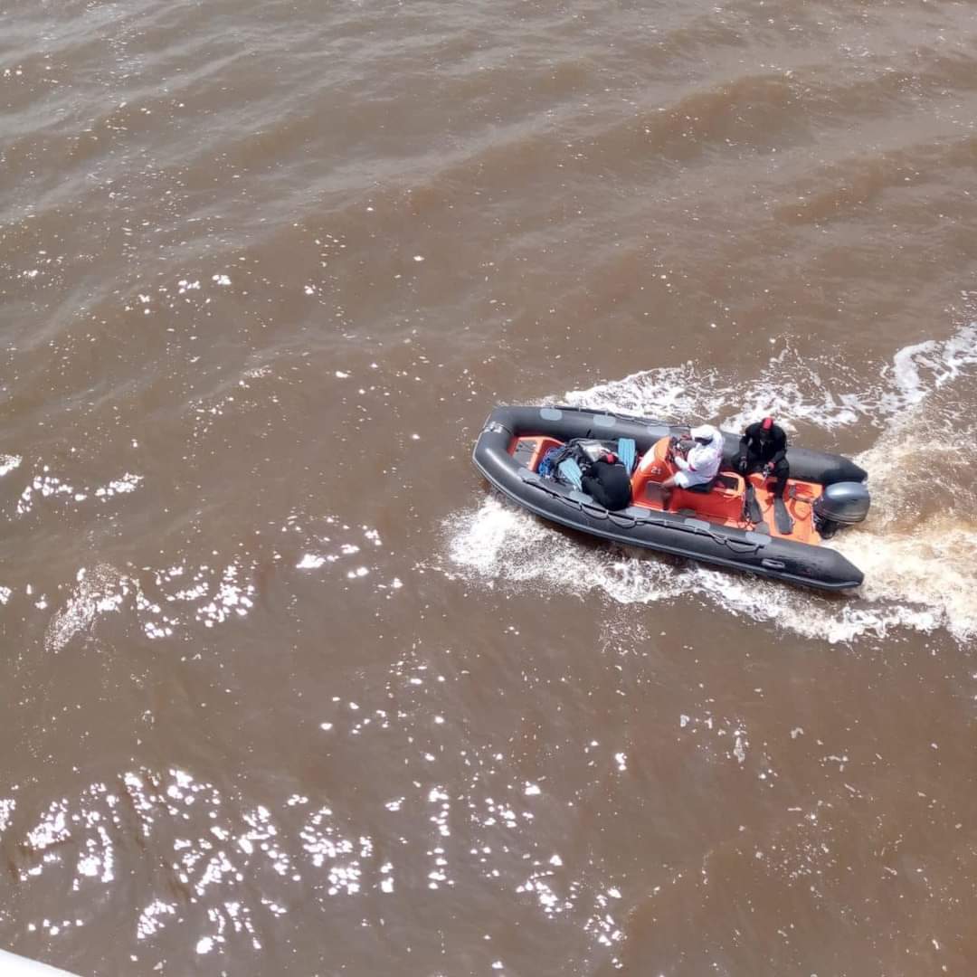 Après le suicide du gendarme au pont De Gaulle, un autre homme se jette au pont Hkb. Son corps encore introuvable Après le suicide du gendarme au pont De Gaulle, un autre homme se jette au pont Hkb. Son corps encore introuvable
