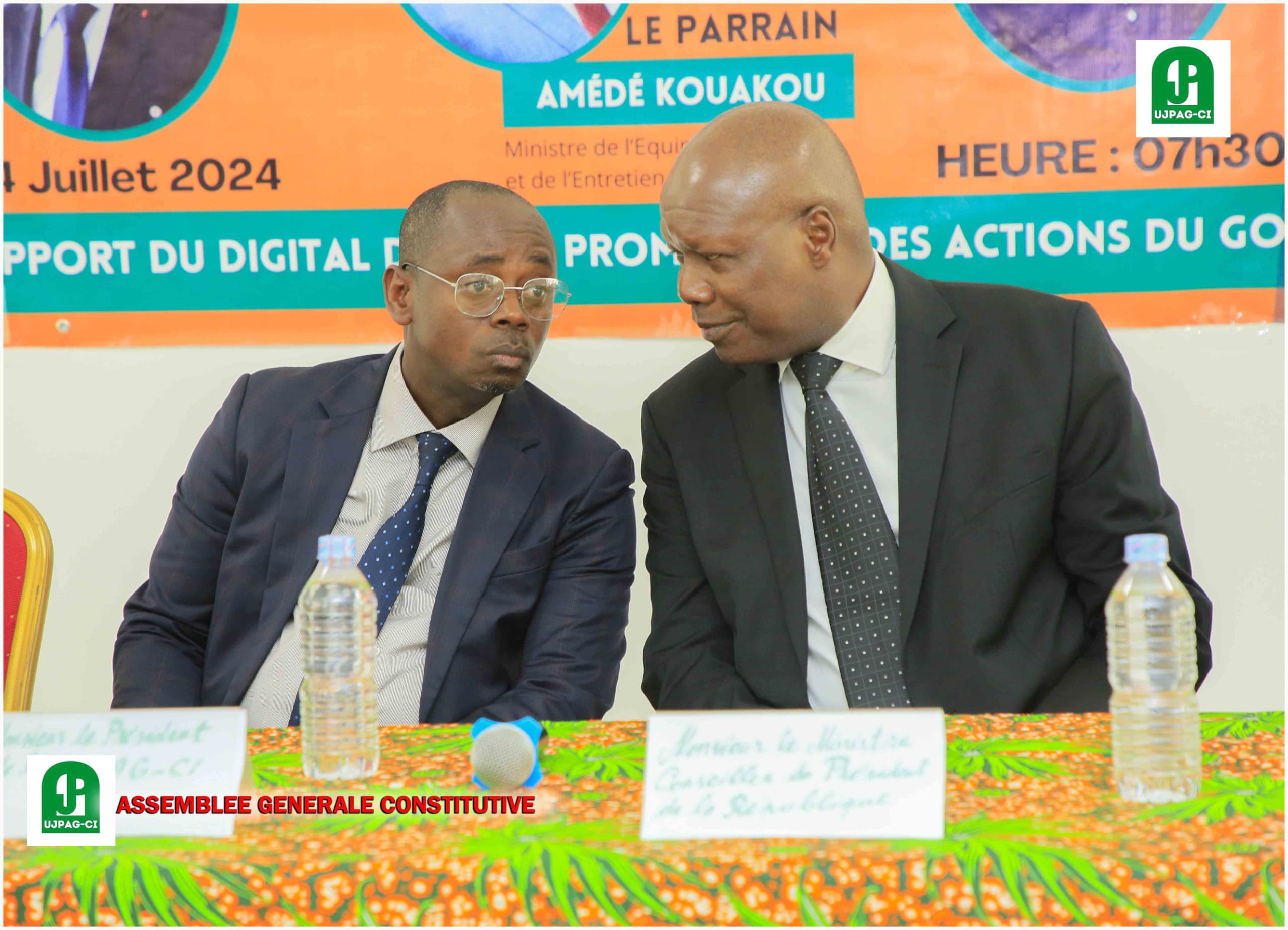 Le président de l'Ujpagci, Doua Delazer (à g) bénéficie du soutien du ministre Mabri Toikeuse Le président de l'Ujpagci, Doua Delazer (à g) bénéficie du soutien du ministre Mabri Toikeuse