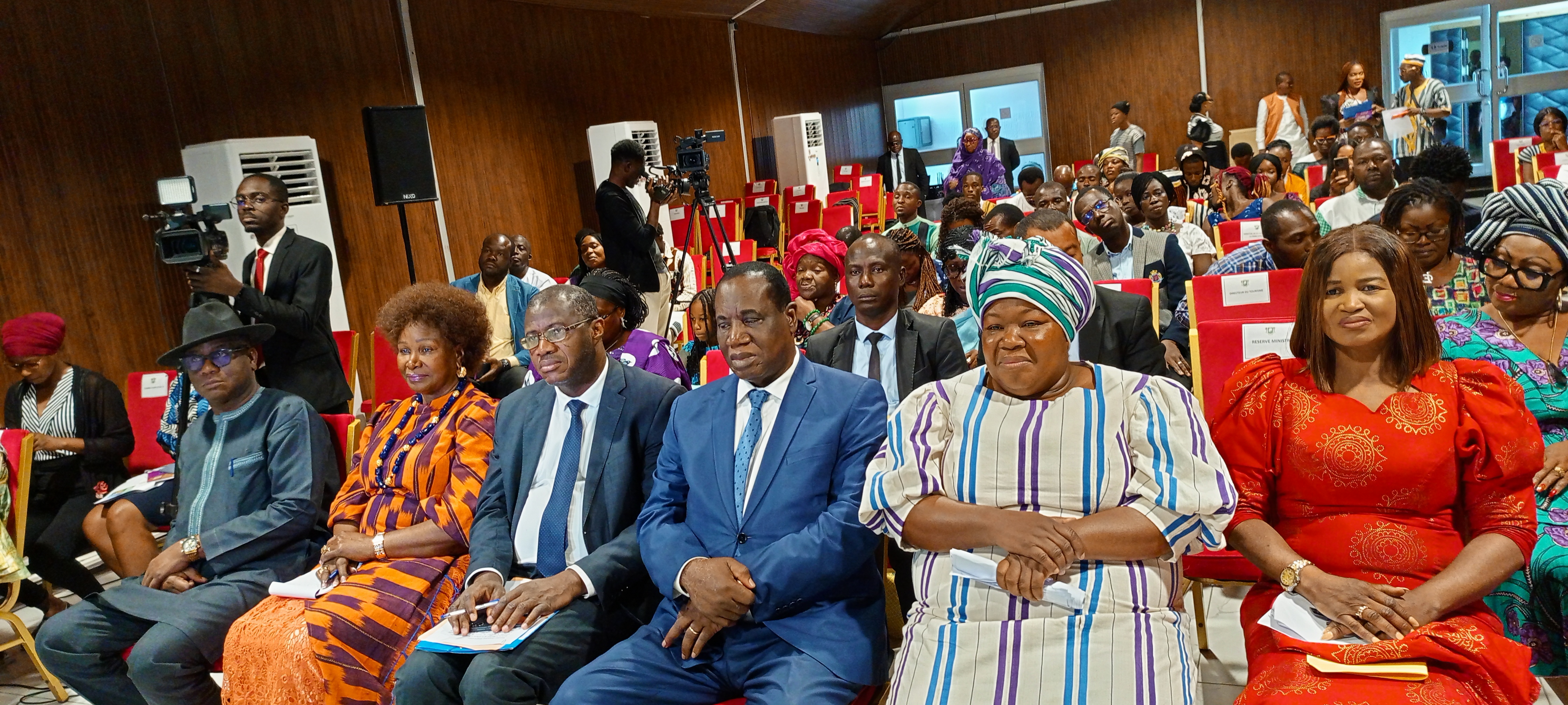 5 ème édition des journées du pagne traditionnel ivoirien/ Après 12 ans de combat, la tisserande Chantal Guiraud sur la voie de la consécration 5 ème édition des journées du pagne traditionnel ivoirien/ Après 12 ans de combat, la tisserande Chantal Guiraud sur la voie de la consécration