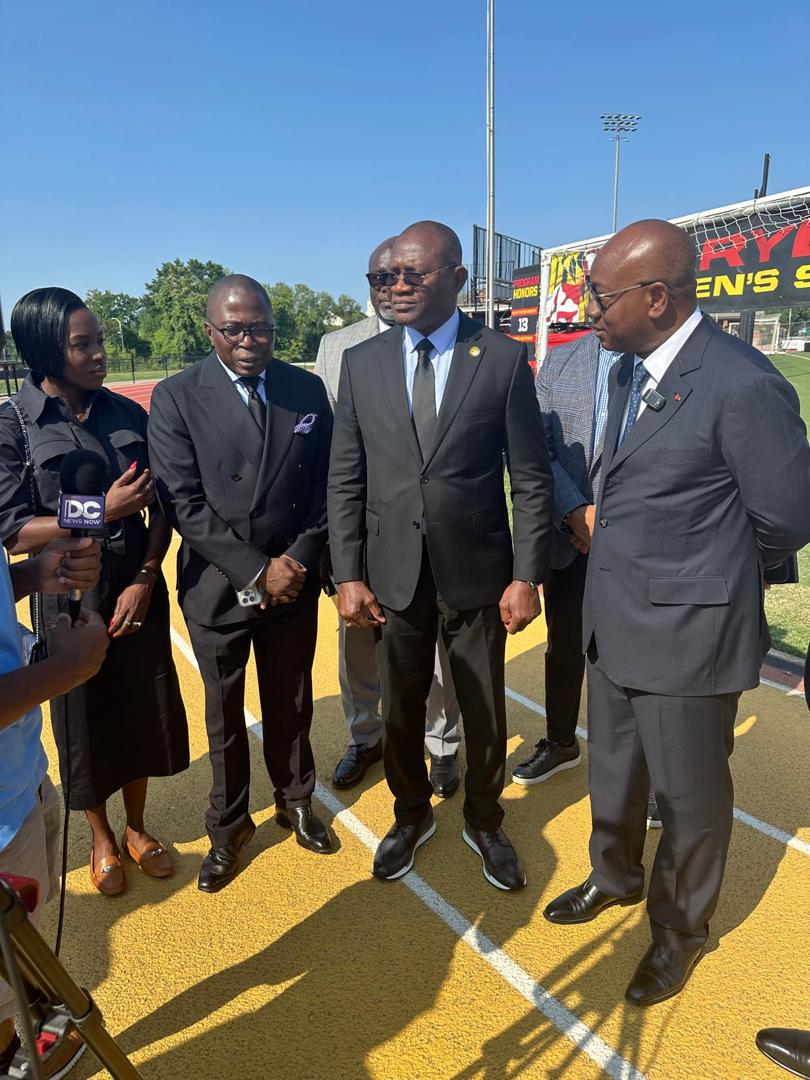 Sport/Le ministre des sports Metch Silas et le président de la Fif, Idriss Diallo aux USA avec le trophée de la Can. Sport/Le ministre des sports Metch Silas et le président de la Fif, Idriss Diallo aux USA avec le trophée de la Can.