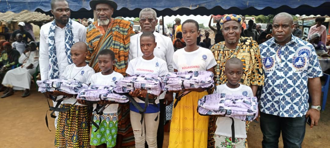 Célébration des Oscar Ahizi/ Oda Edouard, directeur de société, meilleur cadre Ahizi Célébration des Oscar Ahizi/ Oda Edouard, directeur de société, meilleur cadre Ahizi