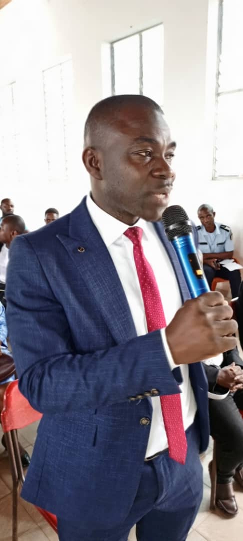 Alépé/ Les populations expriment de brûlantes préoccupations/ Le ministre gouverneur rassure. Alépé/ Les populations expriment de brûlantes préoccupations/ Le ministre gouverneur rassure.