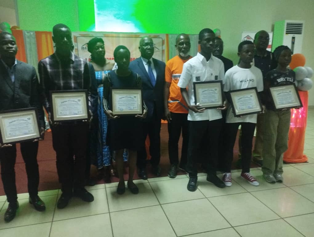 Dabou/ Flamme de l'excellence/ L'entreprise Ibagim offre des ordinateurs et des voyages aux meilleurs élèves. Dabou/ Flamme de l'excellence/ L'entreprise Ibagim offre des ordinateurs et des voyages aux meilleurs élèves.